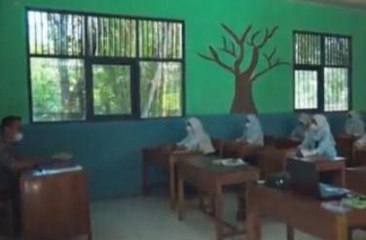 Potret sekolah yang dibangun Cinta Laura (Youtube/Cinta Laura Kiehl) 