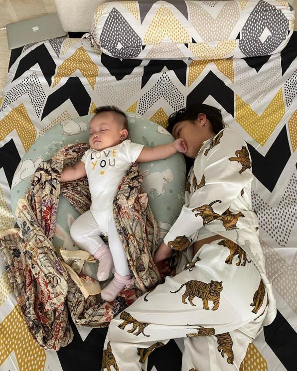 Aqila Anak Imel Putri Momong Baby Arsila (Instagram/@sirajuddinmahmudsabang)