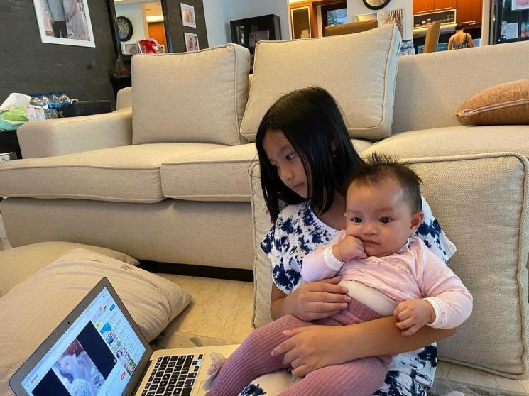 Aqila Anak Imel Putri Momong Baby Arsila (Instagram/@sirajuddinmahmudsabang)