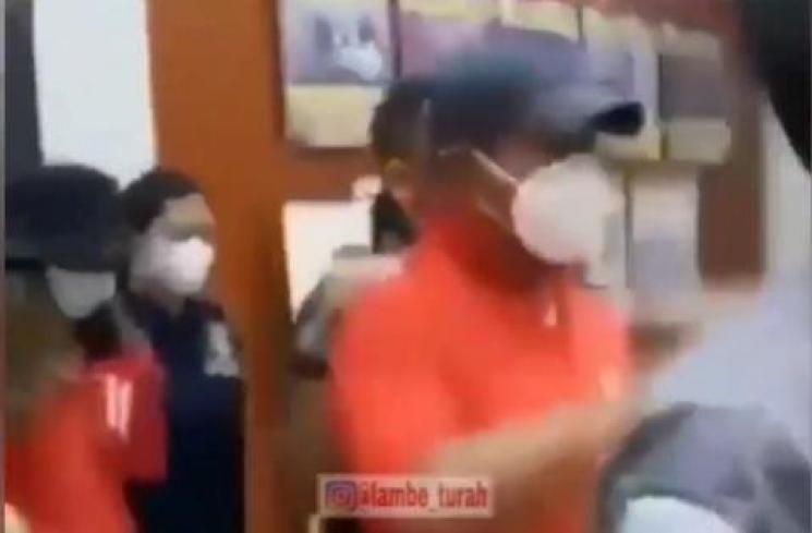Nia Ramadhani dan Ardi Bakrie pakai baju tahanan. (Instagram/Lambe Turah)