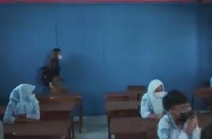Potret sekolah yang dibangun Cinta Laura (Youtube/Cinta Laura Kiehl) 