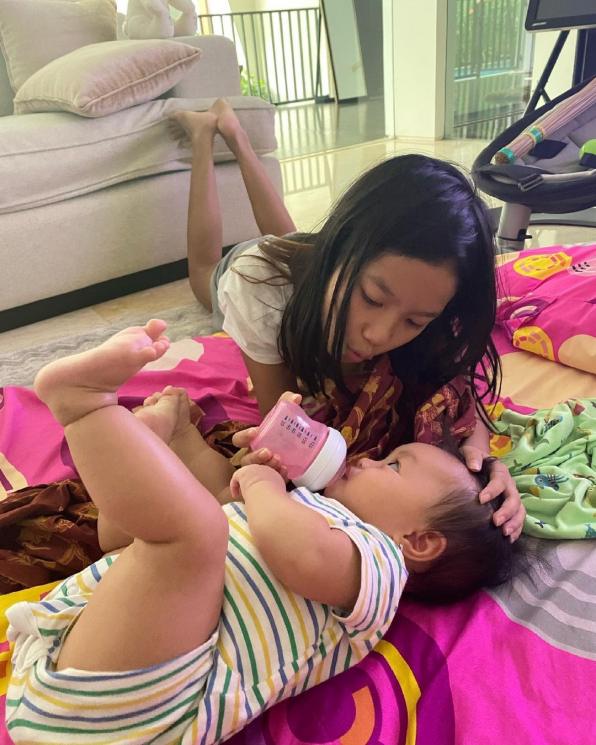 Aqila Anak Imel Putri Momong Baby Arsila (Instagram/@sirajuddinmahmudsabang)