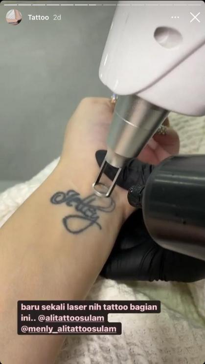 Potret Celine Evangelista Hapus Tato (Instagram/@celine_evangelista)