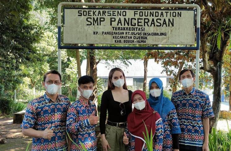 Potret sekolah yang dibangun Cinta Laura (Instagram/@herdianak)
