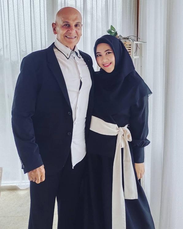 Potret Mesra Mark Sungkar dan Istri (Instagram/@santiasokamala)