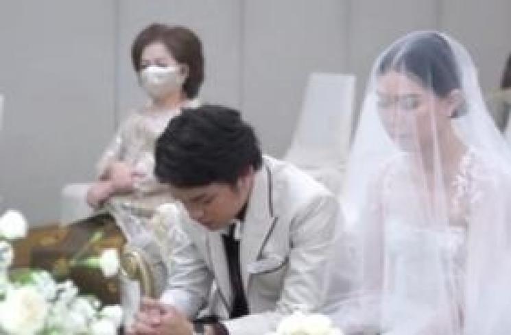 Potret Pernikahan Calvin Jeremy dan Novia Santoso. (YouTube/ Calvin Jeremy)