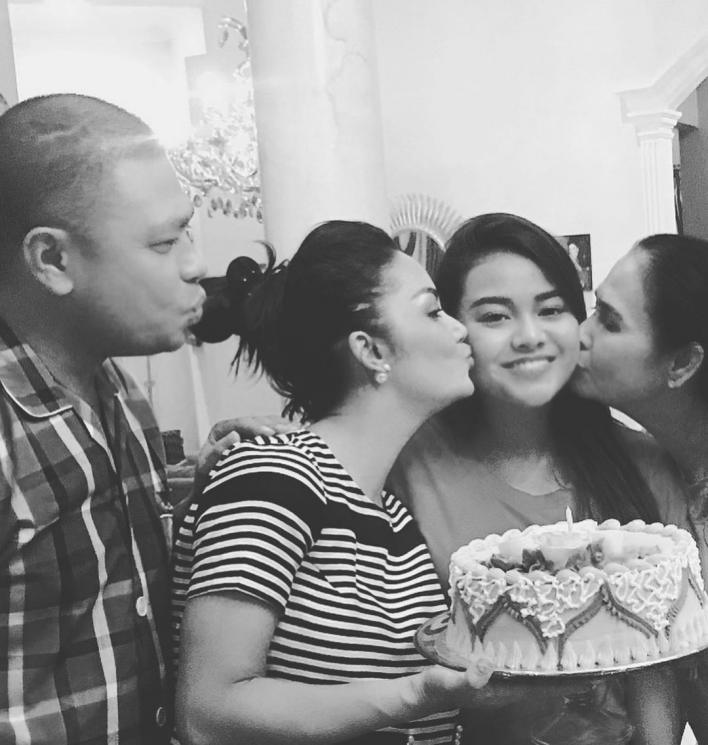 Krisdayanti rayakan ulang tahun Aurel Hermansyah. (Instagram/@krisdayantilemos)