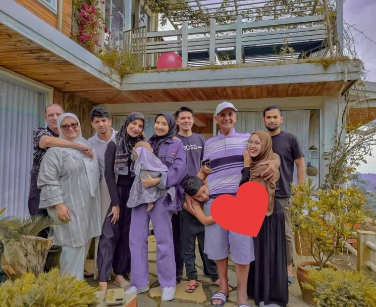 Potret Mesra Mark Sungkar dan Istri (Instagram/@santiasokamala)