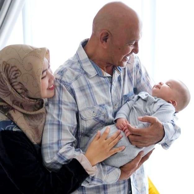Potret Mesra Mark Sungkar dan Istri (Instagram/@santiasokamala)