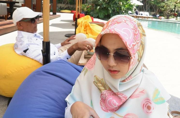 Potret Mesra Mark Sungkar dan Istri (Instagram/@santiasokamala)