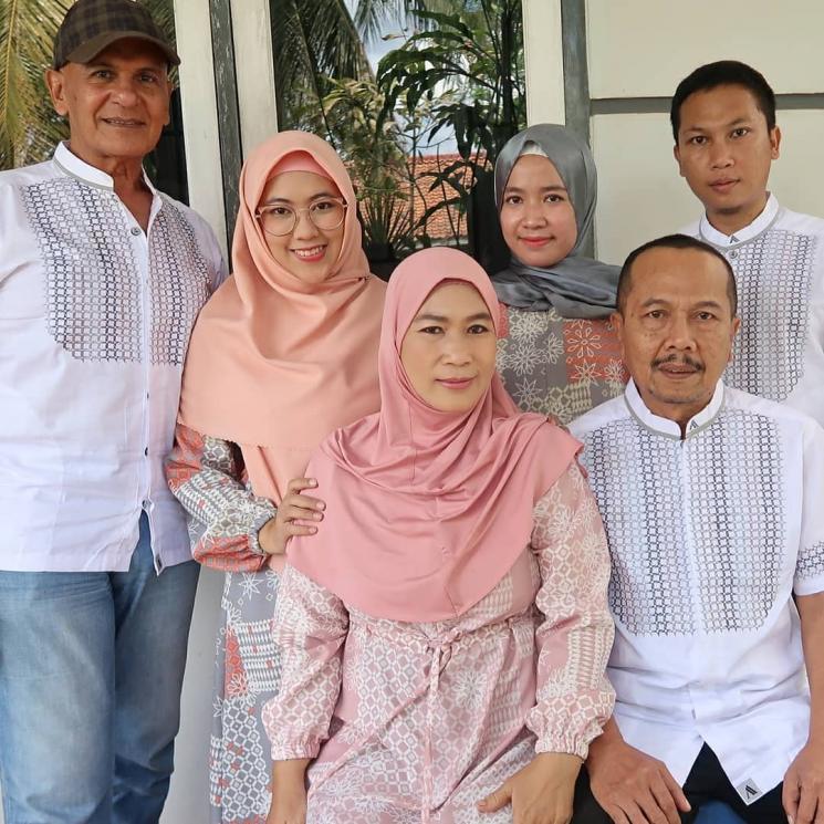 Potret Mesra Mark Sungkar dan Istri (Instagram/@santiasokamala)