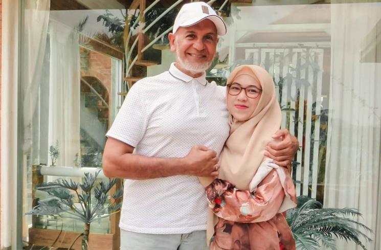 Potret Mesra Mark Sungkar dan Istri (Instagram/@santiasokamala)