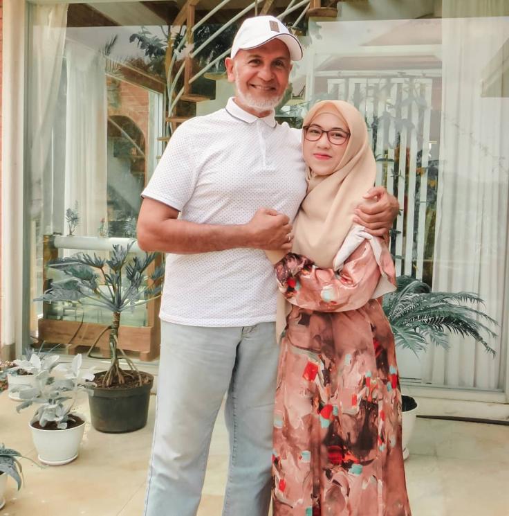 Potret Mesra Mark Sungkar dan Istri (Instagram/@santiasokamala)