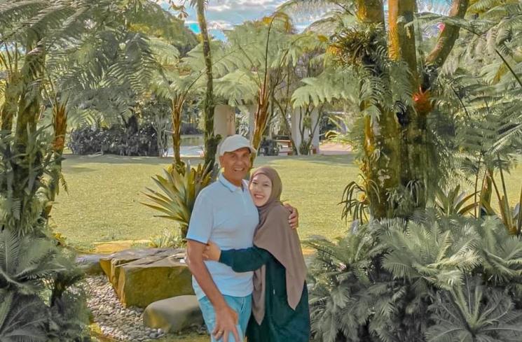 Potret Mesra Mark Sungkar dan Istri (Instagram/@santiasokamala)