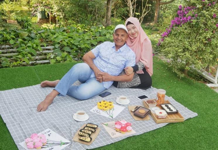 Potret Mesra Mark Sungkar dan Istri (Instagram/@santiasokamala)