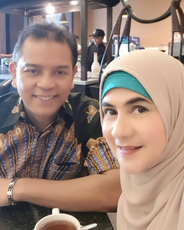 Astri Ivo dan suaminya [Instagram/@astrie_ivo]