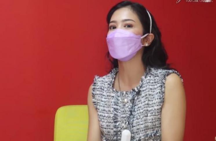 Bunga Zainal saat ngobrol bersama Melaney Ricardo (Youtube.com)