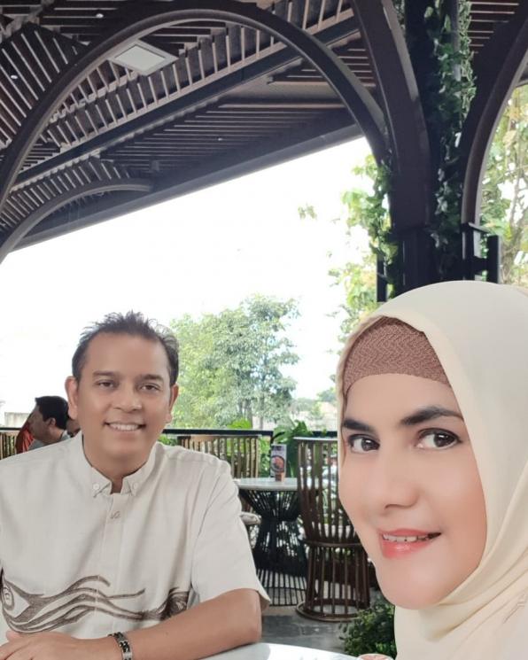 Astri Ivo dan suaminya [Instagram/@astrie_ivo]