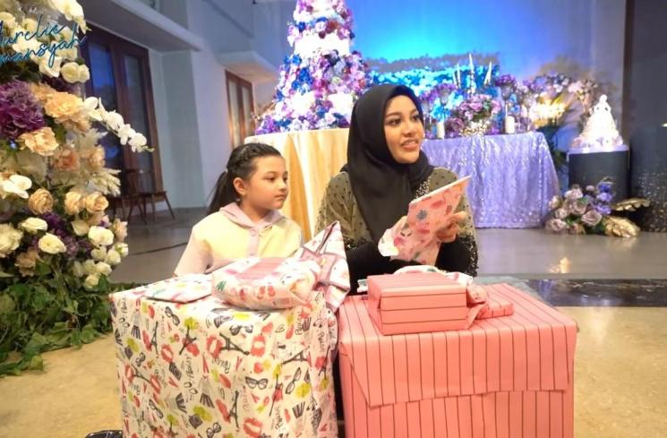 Momen Aurel Hermansyah Buka Kado (YouTube/Aurelie Hermansyah)