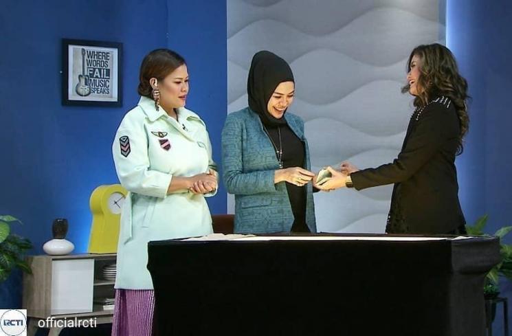 Potret Vina Candrawati istri Denny Darko. (Instagram/@vinacandrawati)