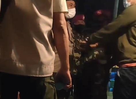 Viral video pedangan bentak polisi. (Instagram)