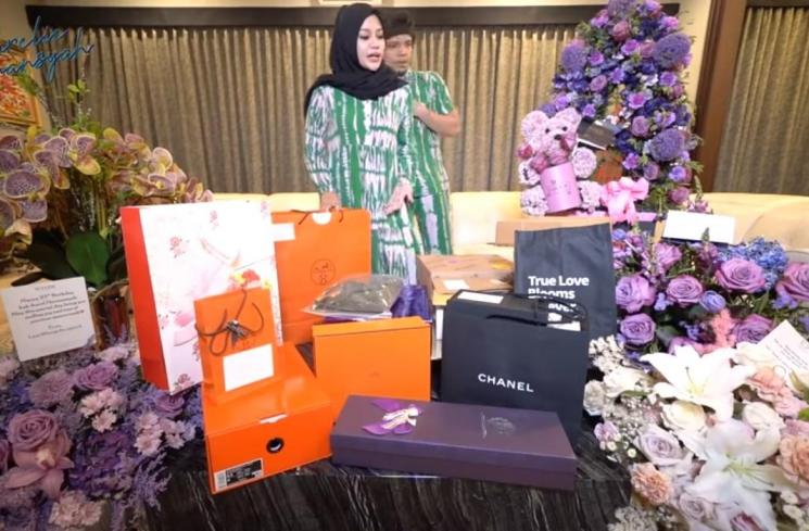 Momen Aurel Hermansyah Buka Kado (YouTube/Aurelie Hermansyah)