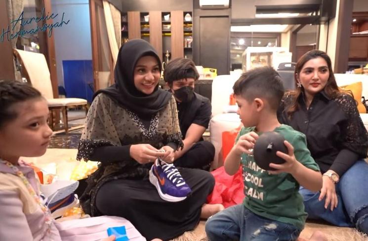 Momen Aurel Hermansyah Buka Kado (YouTube/Aurelie Hermansyah)