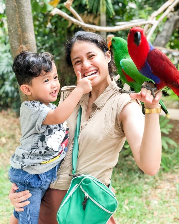 Potret Vina Candrawati istri Denny Darko. (Instagram/@vinacandrawati)