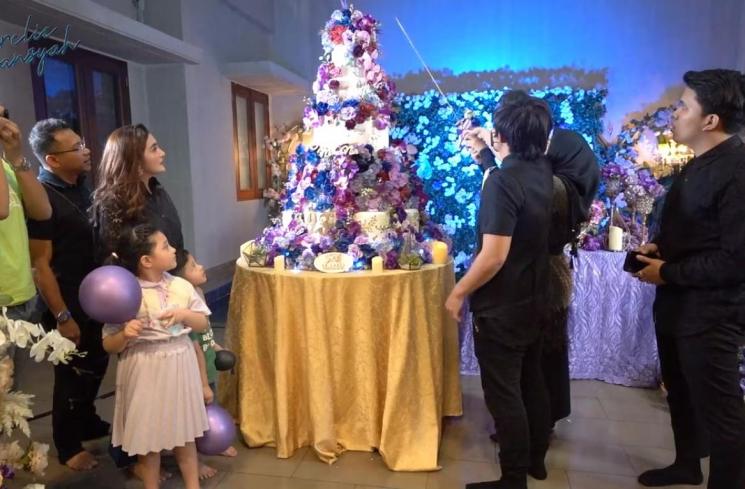 Momen Aurel Hermansyah Buka Kado (YouTube/Aurelie Hermansyah)