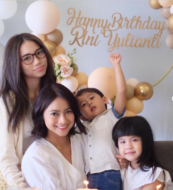 Momen ultah Rini Yulianti (Instagram/@riniyulianti)