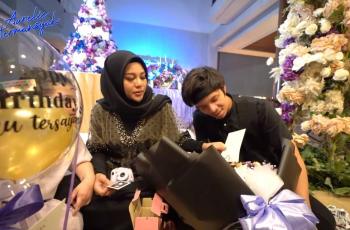 6 Momen Aurel Hermansyah Buka Kado Ultah ke-23, Arsy Beli di Toko Online