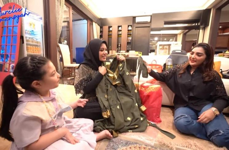 Momen Aurel Hermansyah Buka Kado (YouTube/Aurelie Hermansyah)