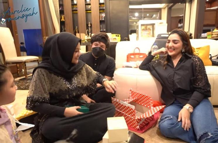 Momen Aurel Hermansyah Buka Kado (YouTube/Aurelie Hermansyah)