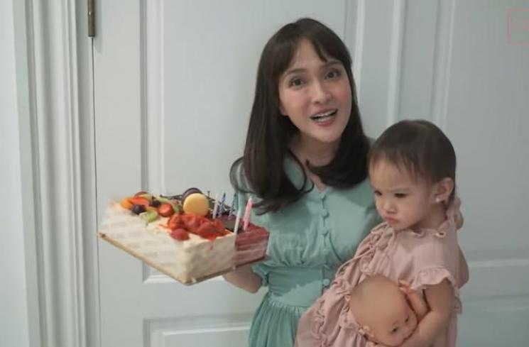 Potret Shandy Aulia Beri Kejutan Ultah Babysitter (YouTube/Shandy Aulia)