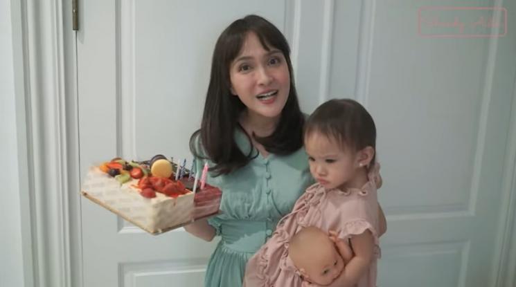Potret Shandy Aulia Beri Kejutan Ultah Babysitter (YouTube/Shandy Aulia)