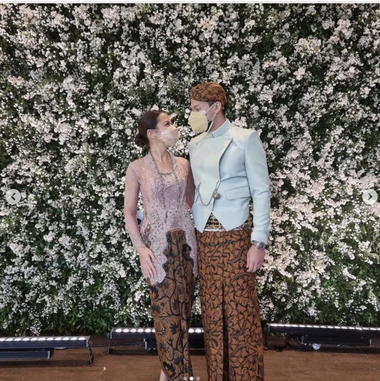 Gaya Pevita Pearce ke nikahan adik Arsyah (Instagram/@pevpearce)