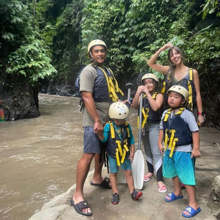 Potret Harmonis Keluarga Bakrie (instagram/@ramadhaniabakrie)