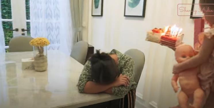 Potret Shandy Aulia Beri Kejutan Ultah Babysitter (YouTube/Shandy Aulia)