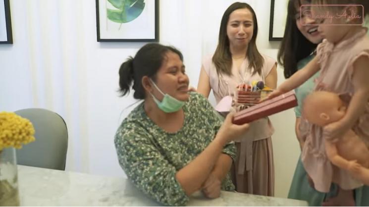 Potret Shandy Aulia Beri Kejutan Ultah Babysitter (YouTube/Shandy Aulia)