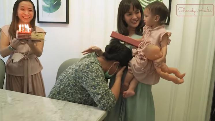 Potret Shandy Aulia Beri Kejutan Ultah Babysitter (YouTube/Shandy Aulia)