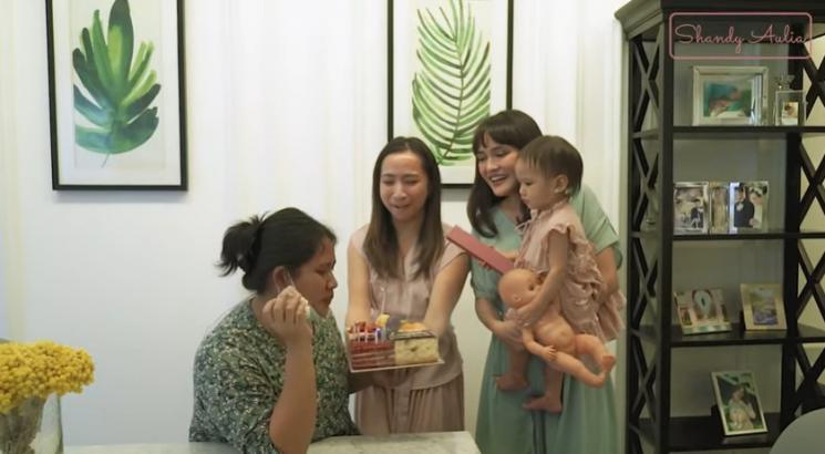 Potret Shandy Aulia Beri Kejutan Ultah Babysitter (YouTube/Shandy Aulia)