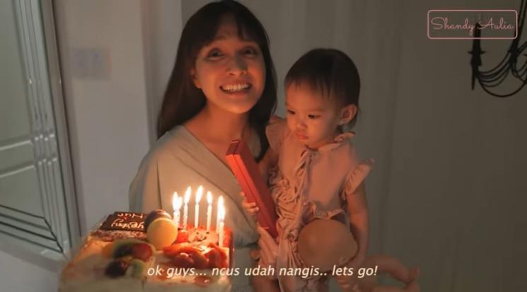 Potret Shandy Aulia Beri Kejutan Ultah Babysitter (YouTube/Shandy Aulia)