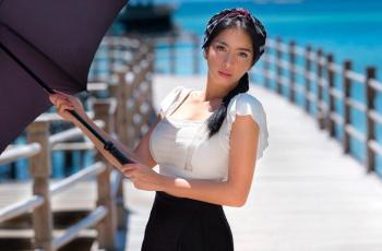 Angel Karamoy Berpose Cantik Pakai Swimsuit di Pantai: Makin Tua Makin Muda!