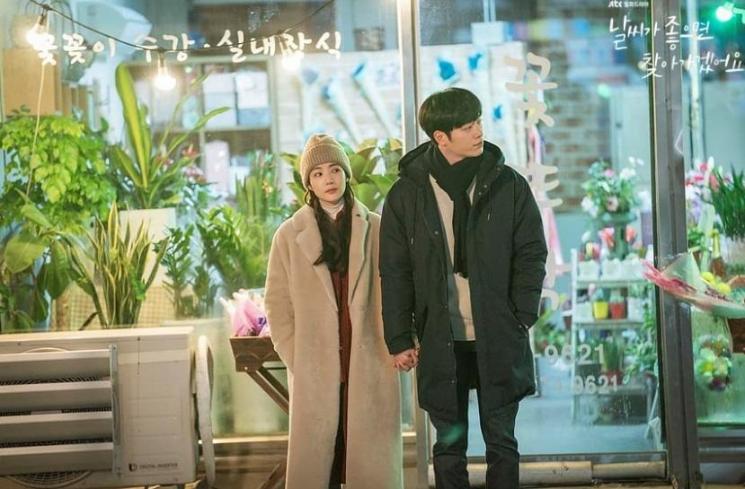 Sinopsis When The Weather Is Fine (IMDb)