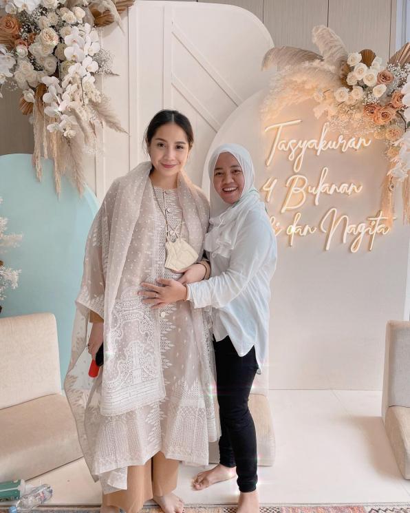Potret kedekatan seleb dan asistennya (Instagram/@shela_lala96)