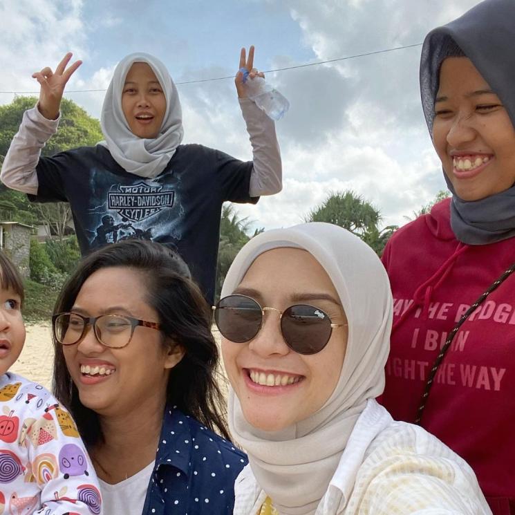 Potret kedekatan seleb dan asistennya (Instagram/@zaskiadyamecca)