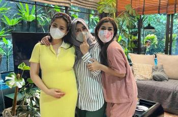 Nagita Slavina pamer baby bump. (Instagram/@amy_r_qanita)