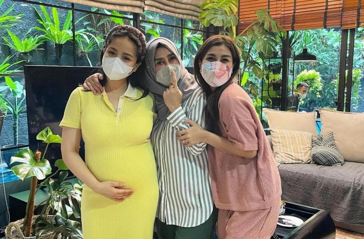 Nagita Slavina pamer baby bump. (Instagram/@amy_r_qanita)