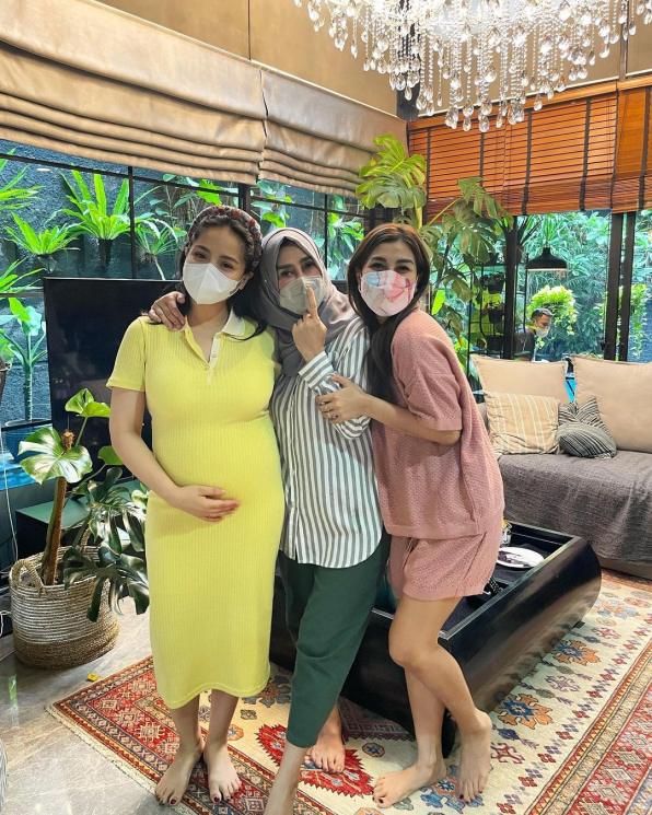 Nagita Slavina pamer baby bump. (Instagram/@amy_r_qanita)
