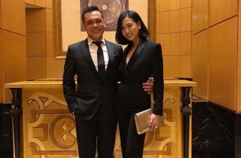 Chiko Hakim Salatkan Jenazah Istri Sendirian, Potretnya Penuh Haru